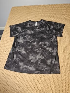 Athleta Womens's Black and Gray Cloud-Print Short-Sleeve Active Shirt